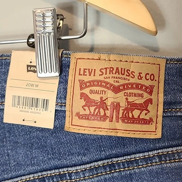 Levi's Women's Ribcage High Rise Jeans - Blue - Picture 9 of 12